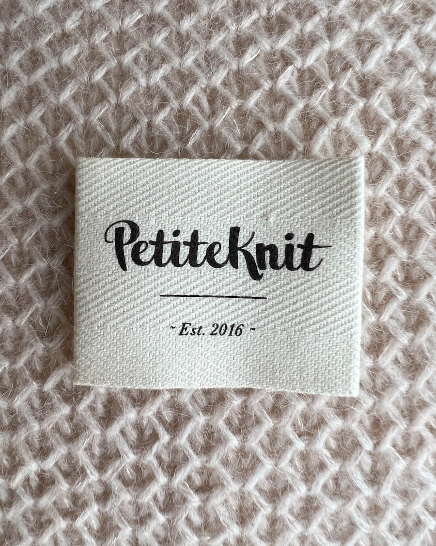 ETIQUETA DE TELA PETITEKNIT «PETITEKNIT – EST. 2016»